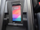 ◆ワイヤレス充電器◆スマートフォンのワイヤレス充電器をセンターアームレスト内に装備!スマートフォンを置くだけで、USBコードを接続することなく手軽に充電を行えます。