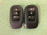 スマートキーを装備しています。鍵を差し込むことなくドアロックの開け閉めと、スタートボタン操作でのエンジンスタートができます。ボタン操作でトランクが開けられるトランクオープナーもついています。