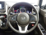 ハンドル左側にはオーディオ操作が出来るオーディオリモートコントロールスイッチ、右側にはHonda SENSINGとオートクルーズコントロールのスイッチを装備!