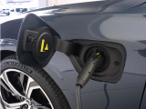 専用コードを接続するだけで簡単に充電が行えます。プラグインハイブリッドモデルRecharge T6 AWD PHEVは、走行中の充電のほか、自宅などに設置された充電機器からの充電が可能です。