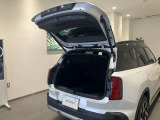 弊社在庫車両はすべて、入庫段階での客観的且つ厳正な車両チェック(第3者機関日本査定協会による査定)を実施しております。メーター改ざん車、修復歴車などは一切ございませんので、どうぞご安心くださいませ。