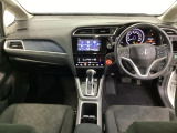 車内は光触媒抗菌消臭施工済です。インパネ周りはスタイリッシュなデザインで機能や装備も充実しています。グローブボックスやカップホルダーのほかにトレーなどたくさんの収納スペースが付いています。