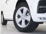 5スポーク7.5J×18インチシルバーアルミホイール。衝突回避・被害軽減ブレーキシステムやパイロット・アシストなど、数多くの先進安全・運転支援機能を標準装備。