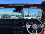 使いやすいスイッチ類「どこにでも行ける。何でもできる。」Jeepに息づく自由の精神はその素晴らしい性能で、Jeepだから辿り着ける未知なる世界へ誘い心と身体を開放します。