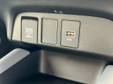 USBやシガーソケットも対応しておりますので、外部機器での接続、充電なども可能でございます。