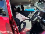 【ゆったりと運転してください】足元空間も広く、スムーズに乗り降りもいただけます♪