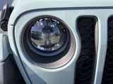 初代JEEP WILLYSからインスピレーションを得た丸目ライトとボクシーなフォルム。ヘッドライト、フロントフォグライト、テールライトにLEDを初採用