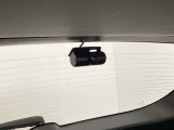 後方にもドライブレコーダーのカメラが付いています。前後両方でお車の周りを監視・記録いたします。