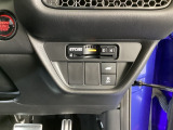 ハンドルの右下にETC2.0がついています。高速道路の料金所の通過も楽々です!。 カードの取り出しもしやすい場所についています。下にはVSA(ABS+TCS+横滑り抑制)の解除スイッチがついています。