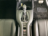 CVT車のセレクトレバーです。低速から高速まで、変速ショックのないスムーズな走りと、エンジン効率のよい領域を維持して燃費にも貢献します。サイドブレーキはスイッチ操作の電子制御パーキングブレーキです。