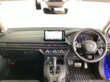 車内は光触媒抗菌消臭施工済です。スタイリッシュなデザインでスポーティなインパネ周りを演出します。グローブボックスやカップホルダーのほかにトレーなどたくさんの収納スペースが付いています。