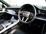 【インパネ】水平基調のダッシュボード、ナビは運転席側に向くよう設計