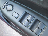 パワーウィンドウは運転席のスイッチのみオート機能も装備されております。ウィンドウロックも装備されているので、お子様と一緒の時も安心ですね。