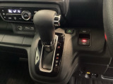 CVT車のセレクトレバーです。低速から高速まで、変速ショックのないスムーズな走りと、エンジン効率のよい領域を維持して燃費にも貢献します。サイドブレーキはスイッチ操作の電子制御パーキングブレーキです。