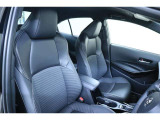 運転席シートはご覧の通り。身体を包み込むようなシートは座面と背中にはレザテックを、サイドとヘッドレストは合成皮革を使っているので快適性に上質感がプラスされたシートです