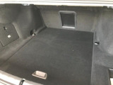 【トランクルーム】全面をファブリック処理し荷物に傷がつくのを防ぎます。ラゲージルーム照明を装着。背もたれをほぼ水平まで倒すことが出来ますので、大きな荷物の収納にも便利です。