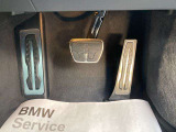 【ペダル】BMWはオルガン式アクセルペダルを採用しています。踏み込む足とペダルが同じ軌跡を描くため、かかとがずれにくく、アクセルコントロールがよりしやすくなるメリットがあります。