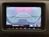 バックでの車庫入れも安心です! リアカメラが付いているバックモニター付のナビを装備しております。操作線もついており距離感も画面から確認できます。
