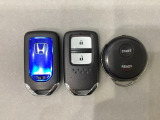 スマートキーを装備しています。鍵を差し込むことなくドアロックの開け閉めと、スタートボタン操作でのエンジンスタートができます。加えて、純正リモコンエンジンスターター用の操作キーもついています。