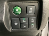 Hondaセンシング用の、VSA(ABS+TCS+横滑り抑制)解除とレーンキープアシストシステムのメインスイッチなどはハンドルの右側に装備しています。燃費に役立つECONボタンもここです。