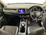 車内は光触媒抗菌消臭施工済です。インパネ周りはスタイリッシュなデザインです。グローブボックスやカップホルダーのほかにトレーなどたくさんの収納スペースが付いています。