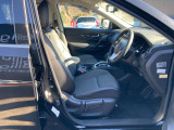 運転席・助手席の間にはコンソールボックスがあるので、ゆったり運転できます!