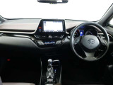 操作性とデザイン性を重視した運転席廻りと各種スイッチやメーター類です!