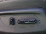 運転席には8WAYパワーシートを装備してます。