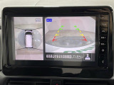 【マルチアラウンドモニター】まるでクルマを真上から見下ろしたかのような視点で駐車をサポートします!クルマの斜め後ろや真横など、前後左右の4つのカメラの映像が合成されて、モニターに映し出されます。