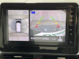 【マルチアラウンドモニター】まるでクルマを真上から見下ろしたかのような視点で駐車をサポートします!クルマの斜め後ろや真横など、前後左右の4つのカメラの映像が合成されて、モニターに映し出されます。