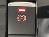 【電動パーキングブレーキ】パーキングブレーキを指先だけで操作可能です!力の弱い人にも安心してブレーキをかけていただけます!