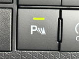 【コーナーセンサー】センサーをクルマの前方に装備しています。障害物までの距離に応じて警告音を変えてお知らせするので、縦列駐車時や駐車場・車庫などでの取り回しをサポートします。