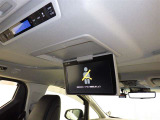 後席用モニターが付いているので、長距離ドライブなどの移動でも退屈しないでいいですね。
