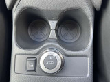 4WD☆アクセルを踏むと同時に、各種センサーの情報から、4WDコンピュータが走行状況に応じて前後トルク配分を100:0から約50:50に切り替えて、滑りやすい路面でも安定した走りを実現!