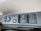 パワーウィンドウのスイッチ。運転席にいながら窓を開け閉めのコントロールできますよ。