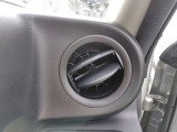 運転席側のエアコン吹き出し口です。風向の調整と送風の停止ができます