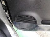 運転席ドアのスピーカー部分です。まだフィルムが付いています。