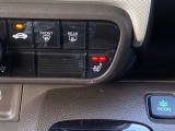フロント運転席にはシートヒーターが付いています!寒い日に便利な装備ですね。