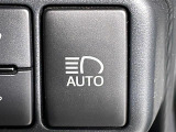 【オートマチックハイビーム(AHB)】フロントウインドウガラス上部に設置された前方カメラにより、前方車両のランプや街路灯などの明るさを判定し、自動的にハイビームとロービームを切り換えてくれます!