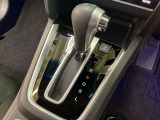 CVT車のセレクトレバーです。低速から高速まで、変速ショックのないスムーズな走りを実現するとともに、エンジン効率のよい領域を維持することで燃費にも貢献します。