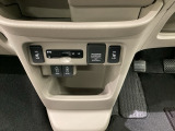 前席の左右別々のシートヒータースイッチが付いており、2段階で温度設定ができます。その間にETCや、スマートフォンなどに使える充電可能USB端子が2個ついています。
