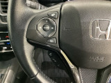 ステアリングスイッチがついていますので、オーディオのチャンネル変更、ボリューム、ジャンル変更が操作可能です。ハンドルから手を離さず安全に操作できます。