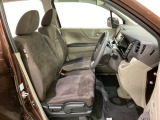 女性でも運転がしやすいように、シートの高さ調整機能(シートリフター)がついています。運転席と助手席の間が空いている為、助手席側への移動がスムーズです。交通量の多い道でも助手席側から乗り降りができます。