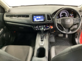 車内は光触媒抗菌消臭施工済です。インパネ周りはスタイリッシュなデザインで機能や装備も充実しています。グローブボックスやカップホルダーのほかにトレーなどたくさんの収納スペースが付いています。