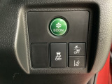 Hondaセンシング用のVSA(ABS+TCS+横滑り抑制)解除とレーンキープアシストシステムのメインスイッチなどはハンドルの右側に装備しています。燃費に役立つECONボタンもここです。