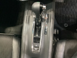 CVT車のセレクトレバーです。低速から高速まで、変速ショックのないスムーズな走りと、エンジン効率のよい領域を維持して燃費にも貢献します。サイドブレーキはスイッチ操作の電子制御パーキングブレーキです。