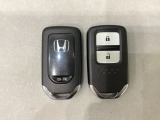 スマートキーを装備しています。鍵を差し込むことなくドアロックの開け閉めと、スタートボタン操作でのエンジンスタートができます。スペアキーも同じものを用意しております。