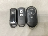 スマートキーを装備しています。鍵を差し込むことなくドアロックの開け閉めと、スタートボタン操作でのエンジンスタートができます。加えて、純正リモコンエンジンスターター用の操作キーもついています。