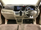車内は光触媒抗菌消臭施工済です。インパネ周りはスタイリッシュなデザインで機能や装備も充実しています。グローブボックスやカップホルダーのほかにトレーなどたくさんの収納スペースが付いています。