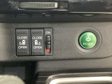 リアドアは乗り降りに便利な両側電動スライドドアです。また運転席に座っていながらスイッチ操作で自在にスライドドアを開け閉めできます。燃費に役立つECONボタンもここです。